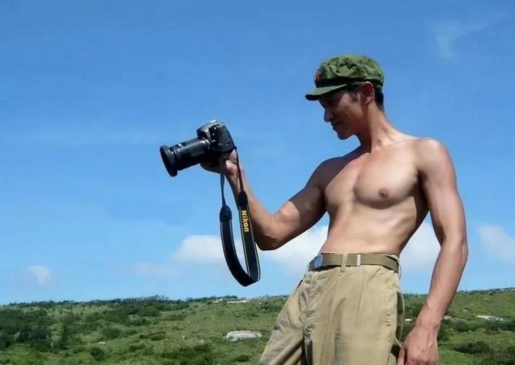 这胸肌你说是王劲松的哇偶这个年纪还能练得这么好的身材，也是蛮厉害的