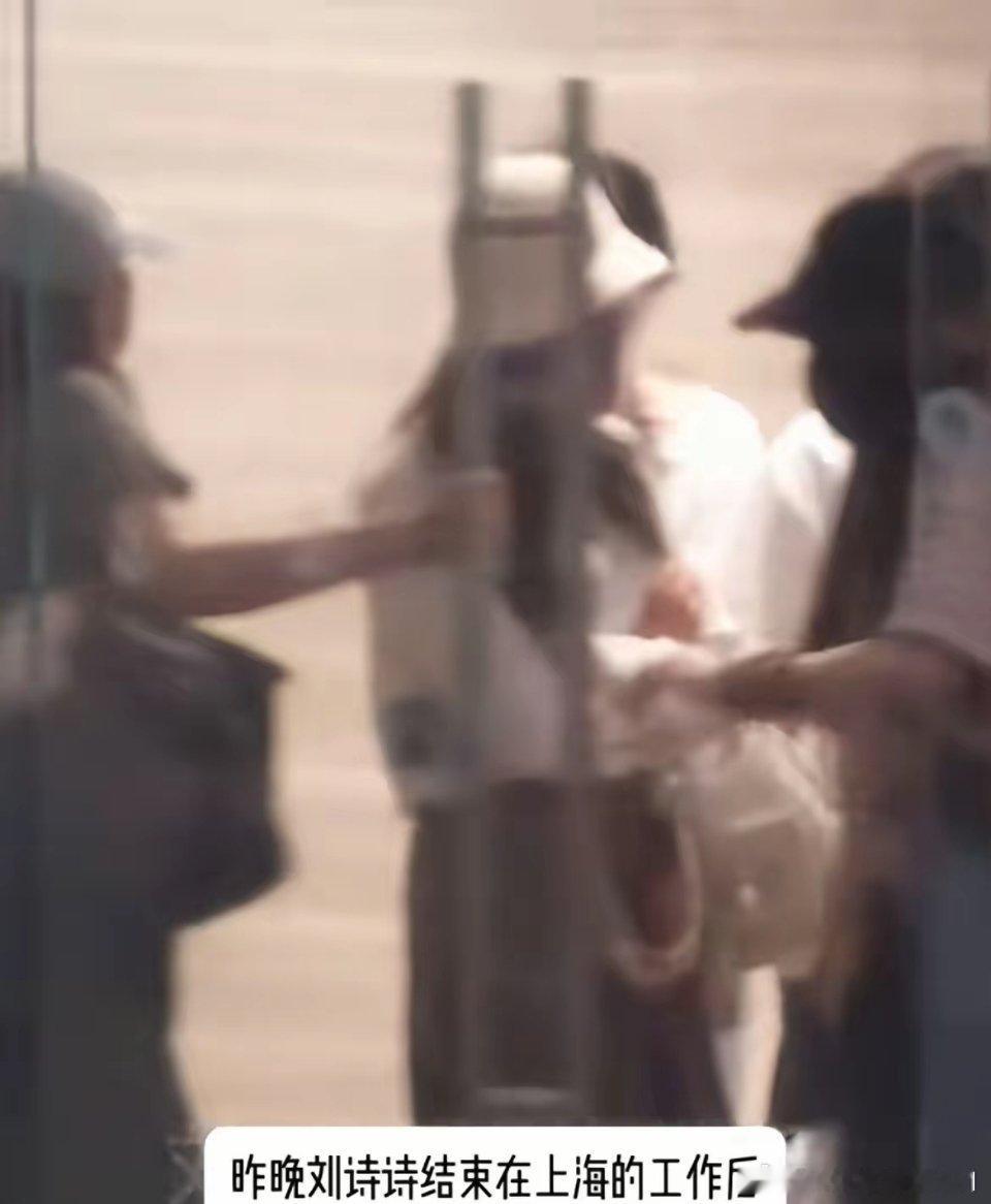 5月26日，刘诗诗吴奇隆再传婚变，娱记发刘诗诗回家视频，力证两人感情稳定！相比常