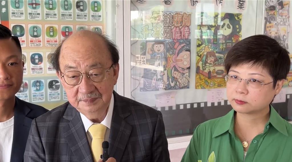 今日，柯建铭在新竹“双罢”领衔人戴振博、发言人林志洁的陪同下，前往育贤国中投开票