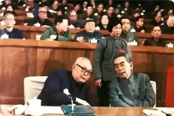 这张照片拍摄于1973年，中共十大会场影像。那时的周总理已是疾病