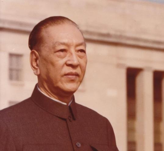 许世友问耿飚：若授衔你是啥军衔？耿：别人不敢说，肯定在你前面。在解放前，耿飚的战