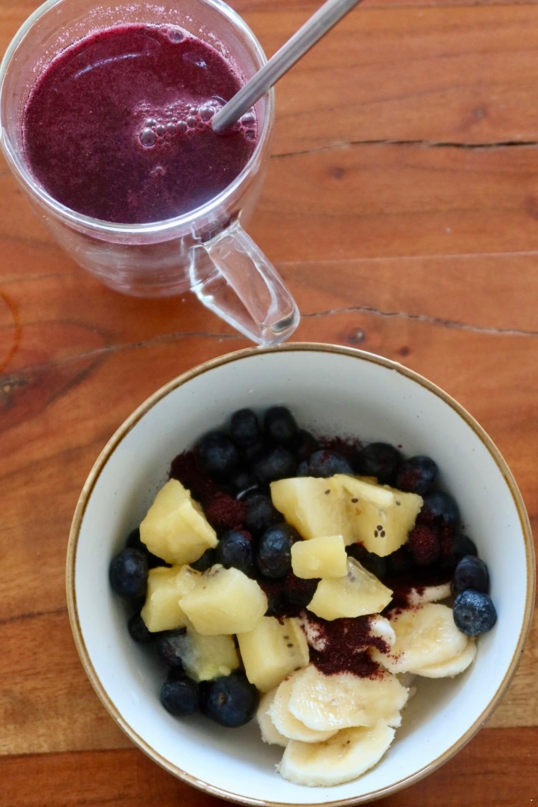 抗炎饮食day62✅最近水果吃太多了早餐：蓝莓🫐香蕉🍌猕猴桃🥝莓果粉椰子酸