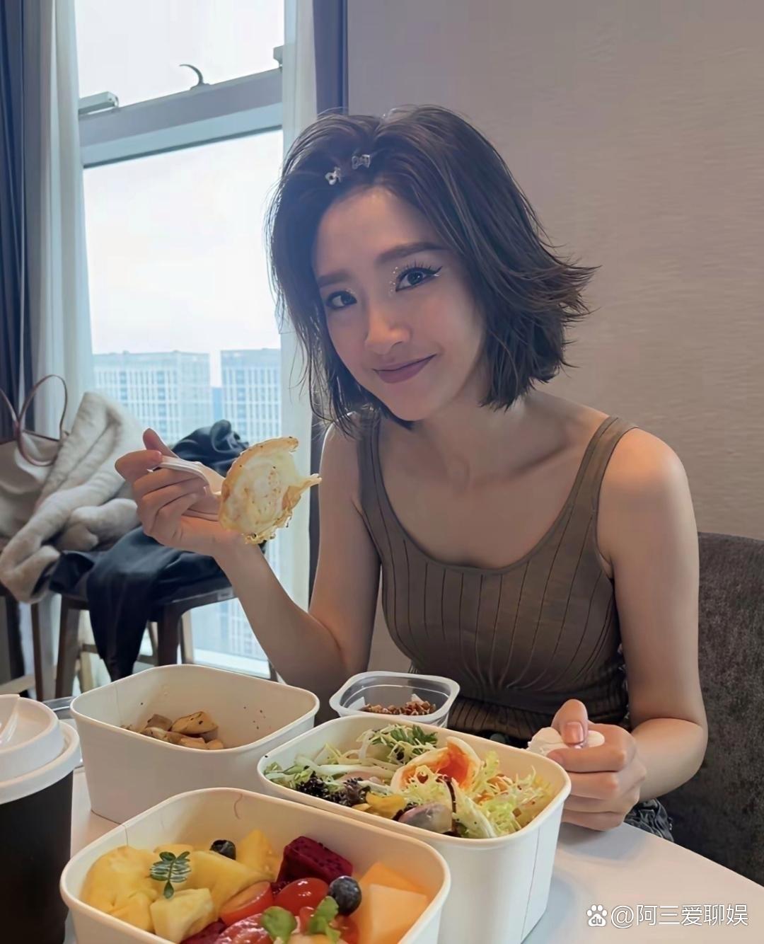 唐艺昕长相真舒服啊，怪不得张若昀这么爱她。平时吃饭好素、卡路里超低。唐艺昕长相