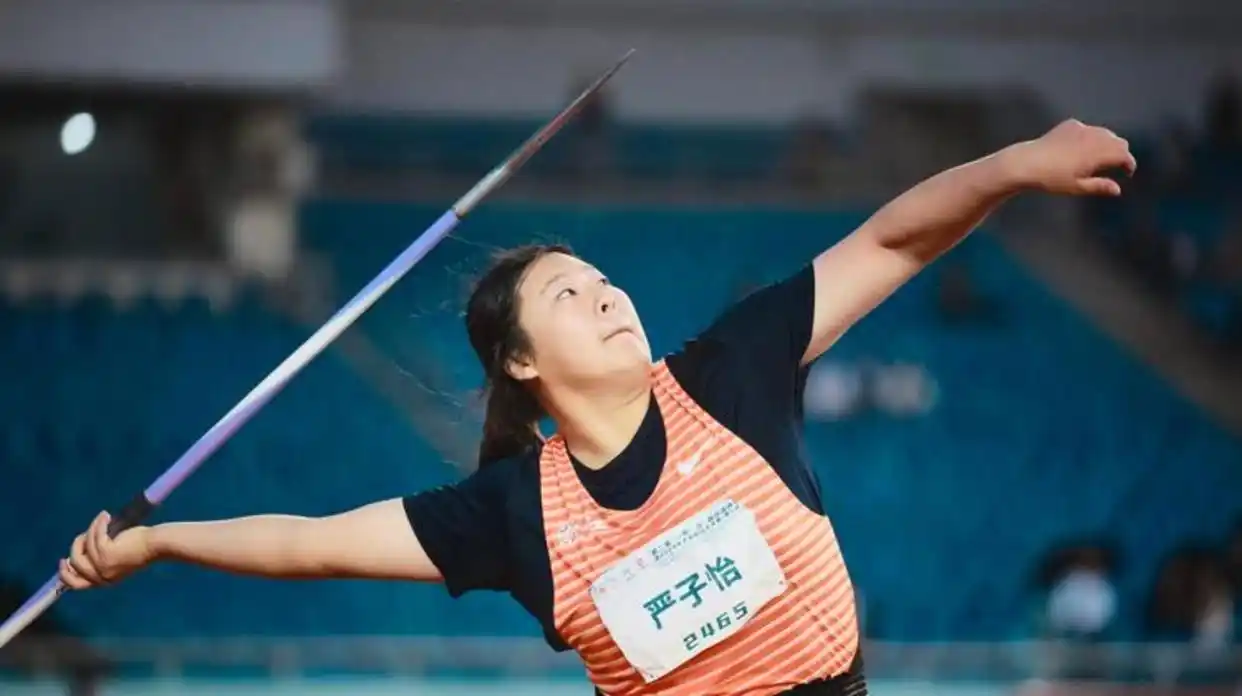 一枪定乾坤！18岁标枪少女严子怡，一枪打卡下班，尽显中国健儿豪迈风采决赛场上，万众瞩目。助跑、蹬地、