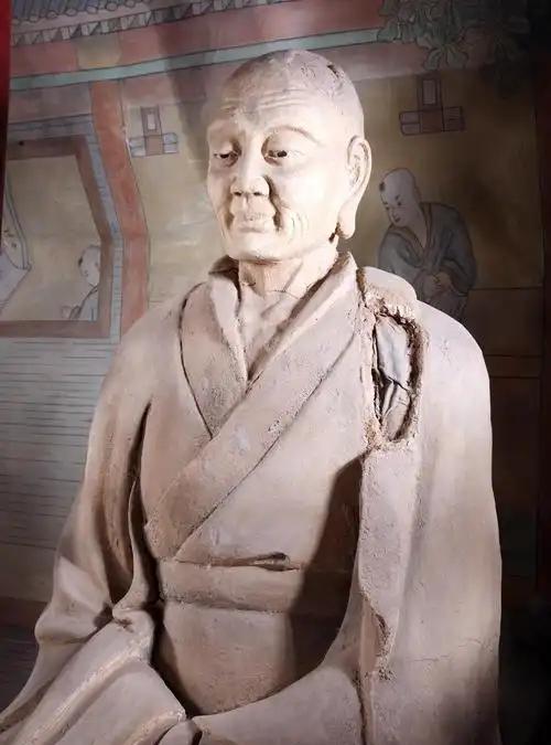 1996年，山西一位名叫李金锁的村民，在清扫佛像时，无意中将佛像上的泥皮碰掉了，