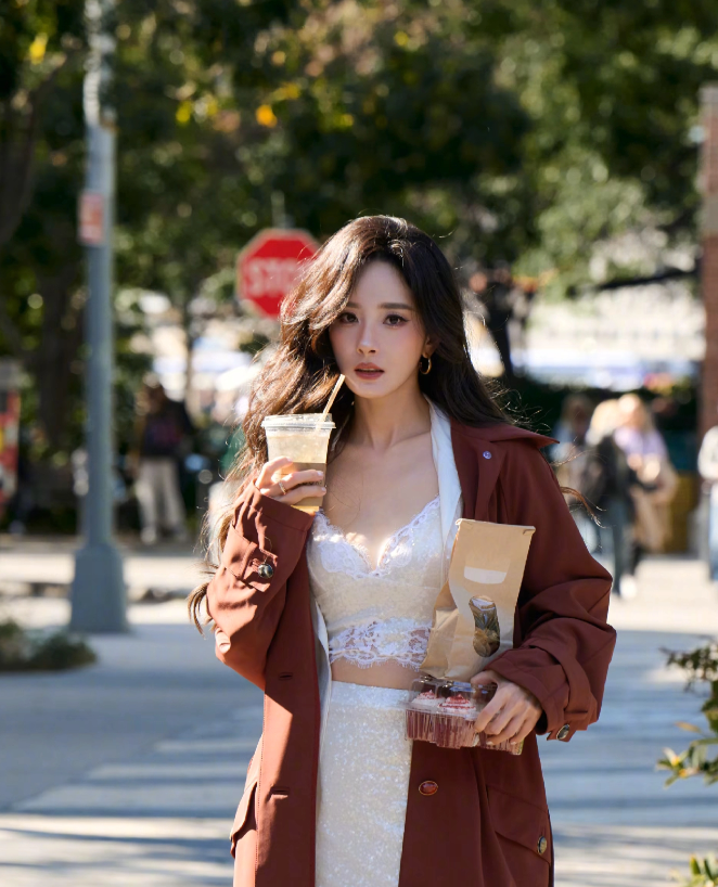 刷到杨幂我奶茶杯直接放桌上了39岁的人，50个亿的家产，那身材状态还越来