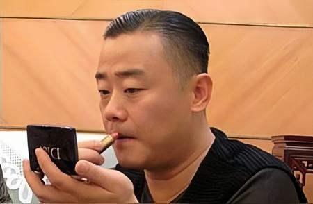 58岁周立波近况曝光，这模样谁看了不惊掉下巴！家人们，娱乐圈又有大瓜啦！58岁
