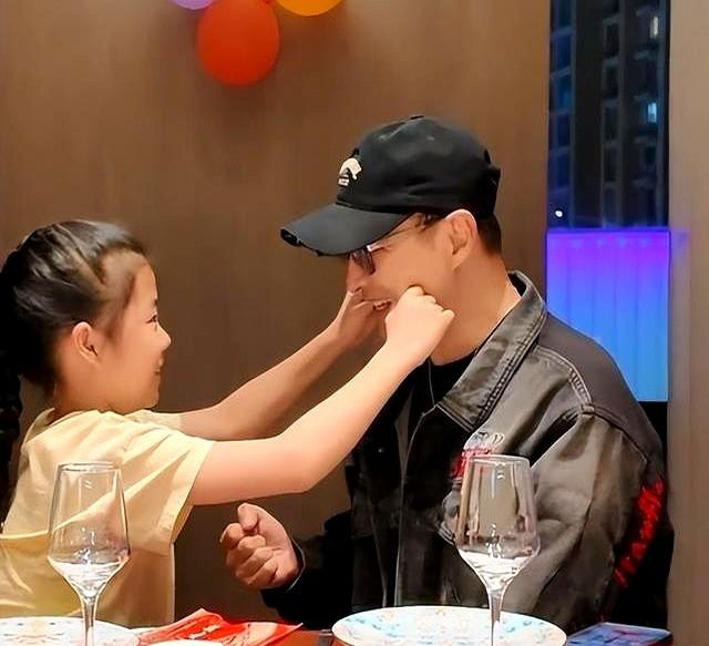 汪峰父爱爆棚。父亲节当天晒出带娃游乐园视频。女儿醒宝越长越像章子怡。