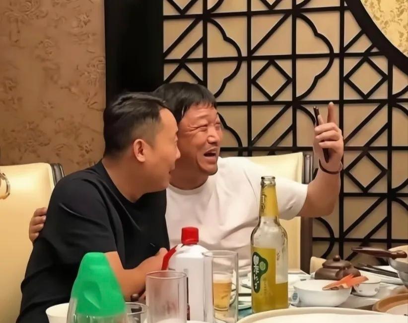 贾冰喝8+1，我忍了。他吃饭期间说脏话，我也忍了。唯一让我忍不了的是，一起聚会的