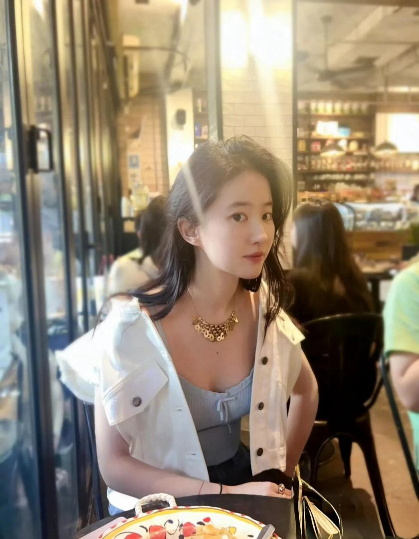 刘亦菲吊带搭牛仔和蝴蝶结短袖，少女心爆棚