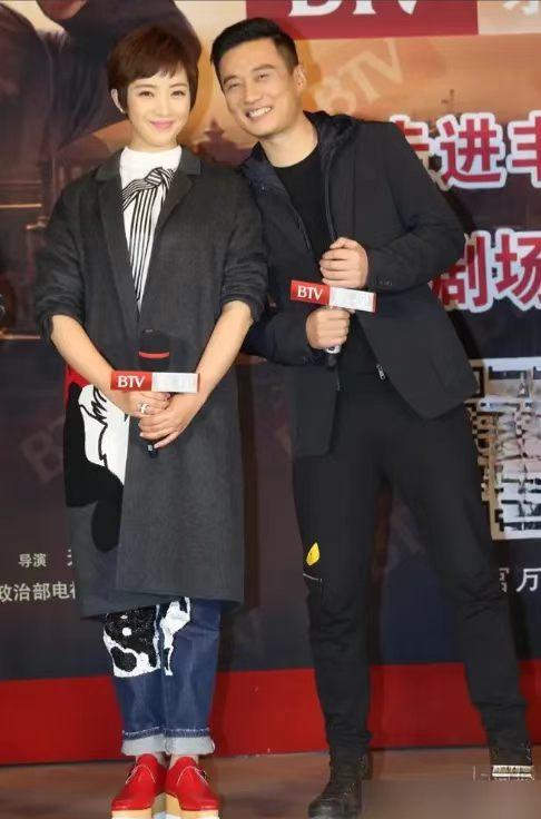白天在片场演父女，晚上回酒店搂着睡一张床。这哪是演戏，这是“公款谈恋爱”加“合法