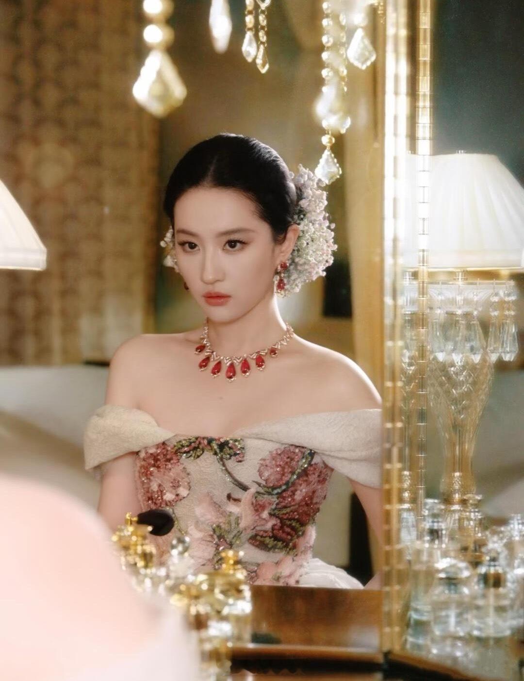 刘亦菲刘冲坐一辆车神仙同框闪亮登场刘亦菲好美状态满分神仙姐姐每次出场都是视觉盛宴