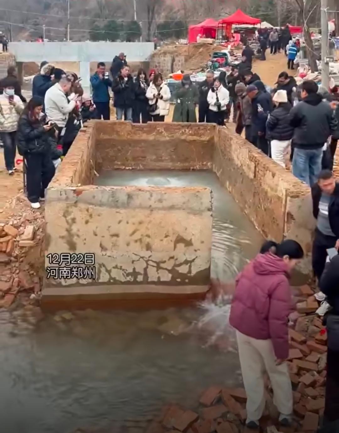 贾鲁河源头泉眼完全亮相了！为了让大家更好地看到泉眼、也为了安全起见，近日郑州火