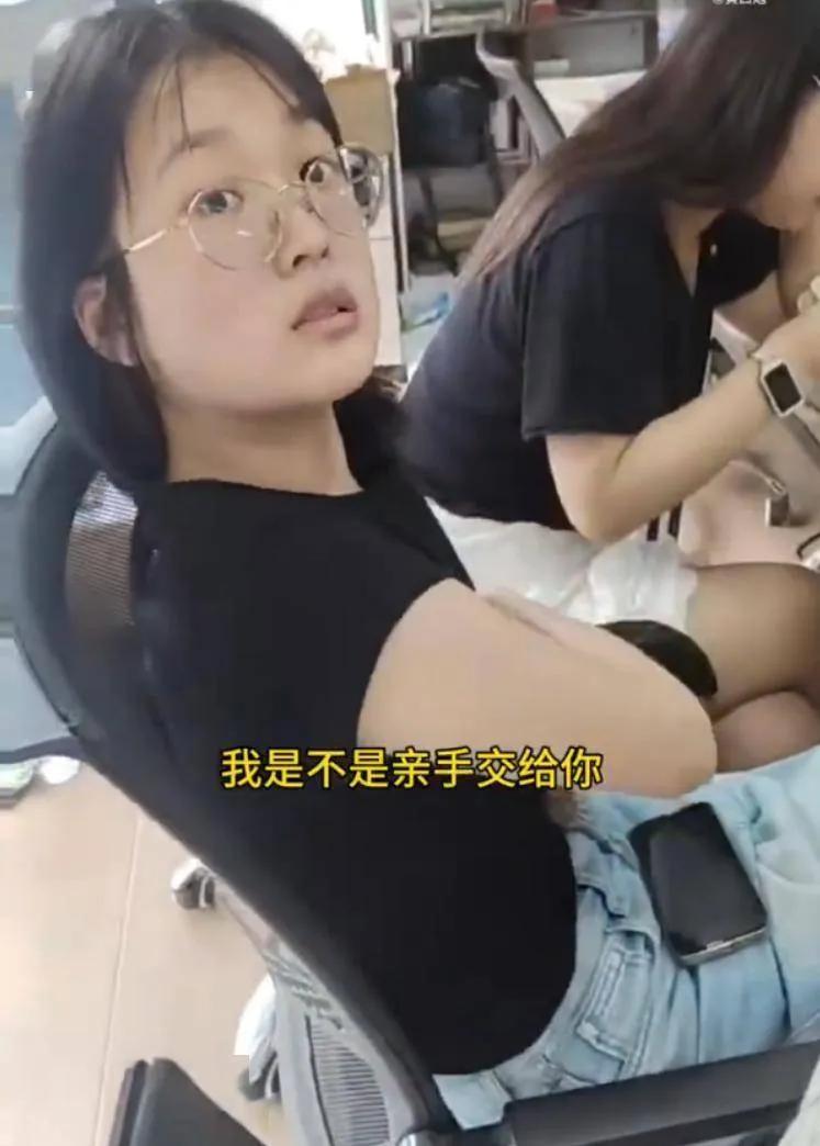 解气！外卖小哥硬核整治白嫖顾客，女子当场社死，眼神全程心虚闪躲家人们，这段视