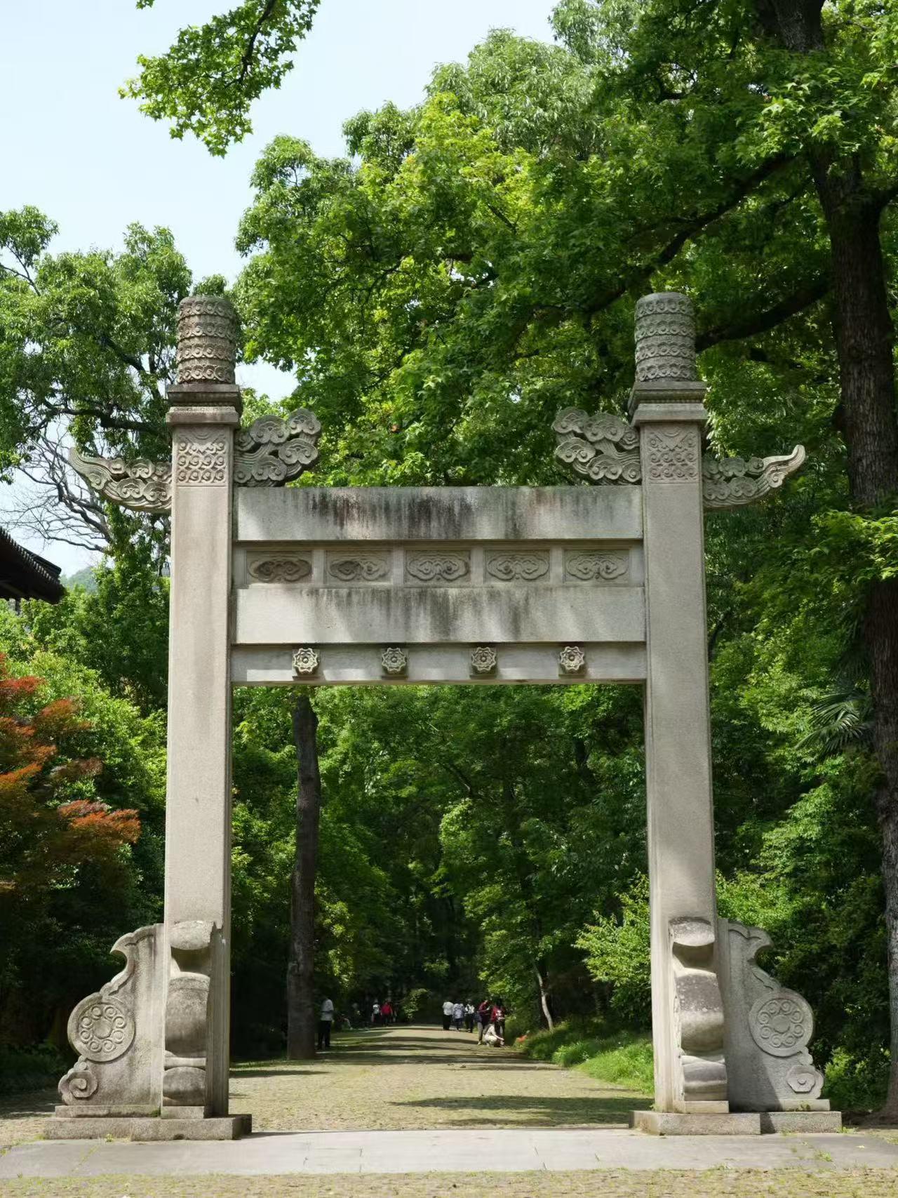 南京旅游，灵谷寺｜紫金山禅意美景游！📌南京市玄武区钟山风景区内（灵谷景区）