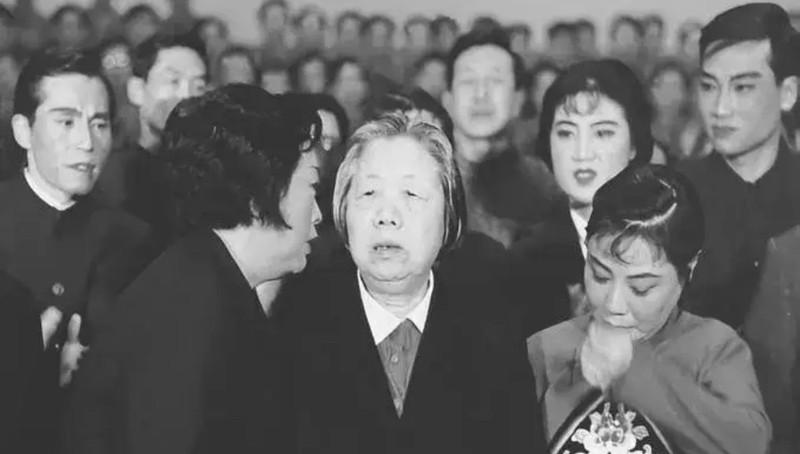 1977年2月9日，纪念周恩来总理逝世一周年的演唱晚会上，心情悲痛的邓颖超被王昆