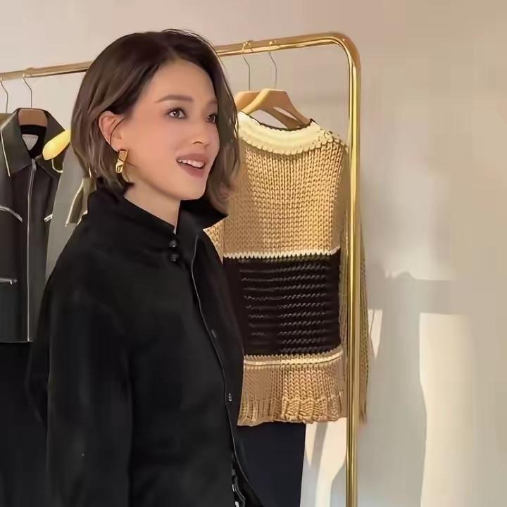 年过五十还能靠一款短发惊艳众人，舒淇真的把发型氛围感这件事玩明白了。