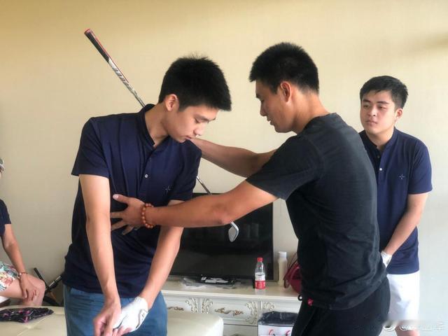 许亚军幸福得很，他儿子长大了有自己的世界。看得出来他和妻子两人世界挺恩爱甜蜜的。