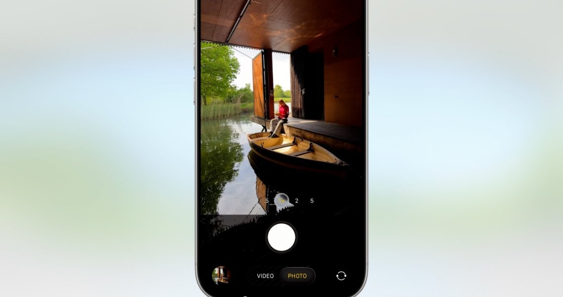 iOS26的相机UI大改，使用简单易用的滑动即可更改设置。除了全新的锁屏界