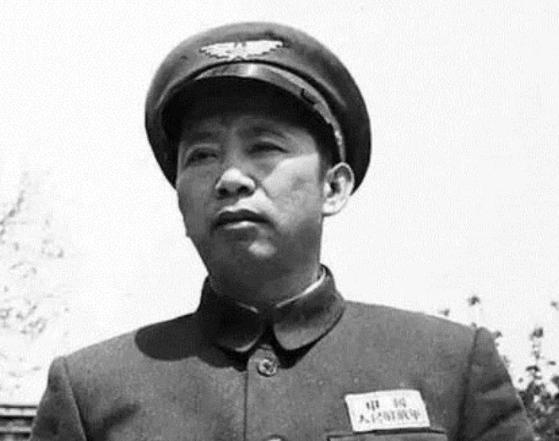 1955年6月，刘亚楼到杭州看望毛主席。毛主席问他到杭州干什么？刘亚楼说准备空军