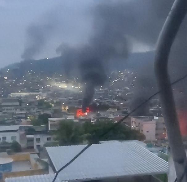 巴西贫民窟秒变“战场”,凌晨被噪音吵醒的居民刚迷迷糊糊睁开眼,就看见装甲车的轱辘