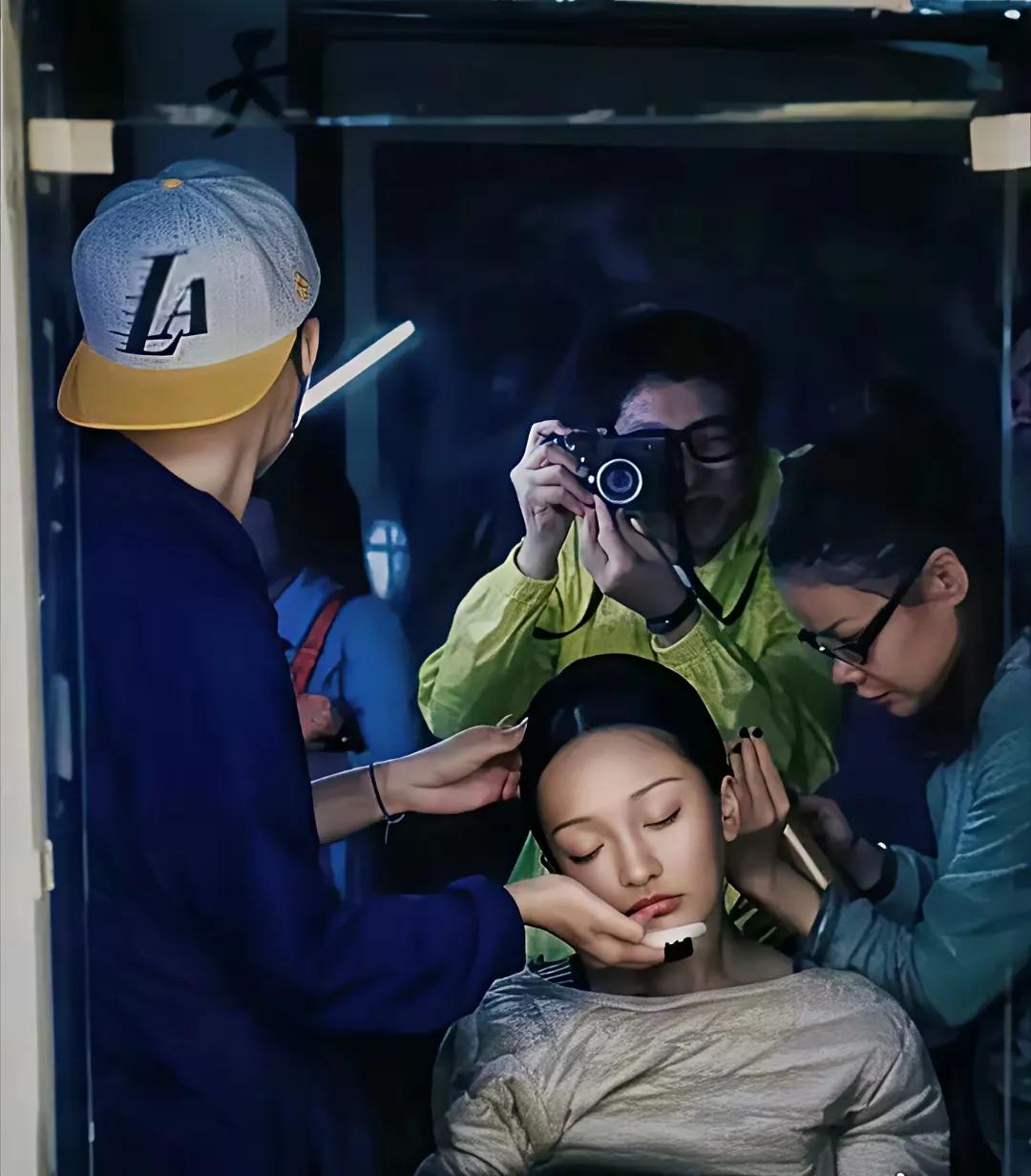 演戏是不是很累的？化妆的时候，人也是睡着的，工作人员只能托着她的下巴。大家知