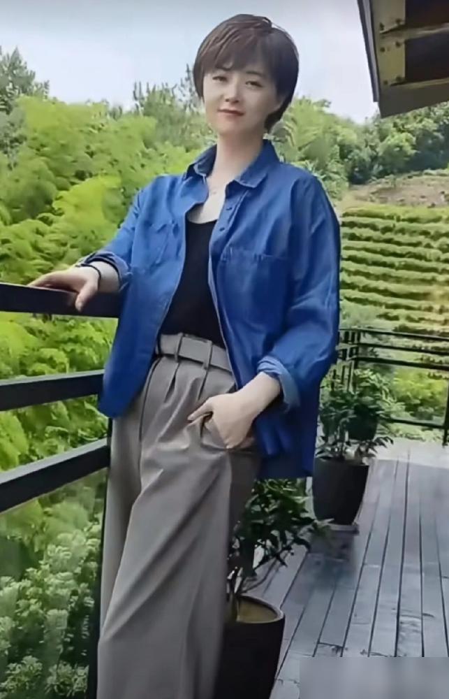 分手11年，她仍为前任挡全网骂声分手当天，蒋欣连发两条微博，把泼给叶祖新的脏