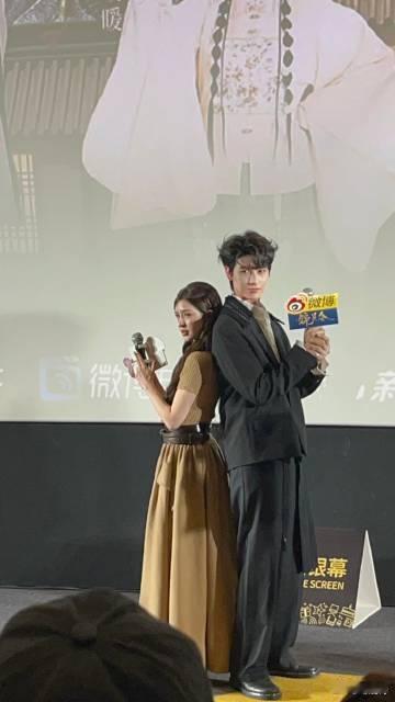 哈妮克孜黄俊捷史密斯夫妇哈妮克孜和黄俊捷的“史密斯夫妇”pose让人直呼过瘾，