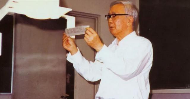 1943年，军统截获日军电报密码，专家研究了好几天就是解不开，只能向华罗庚求助。