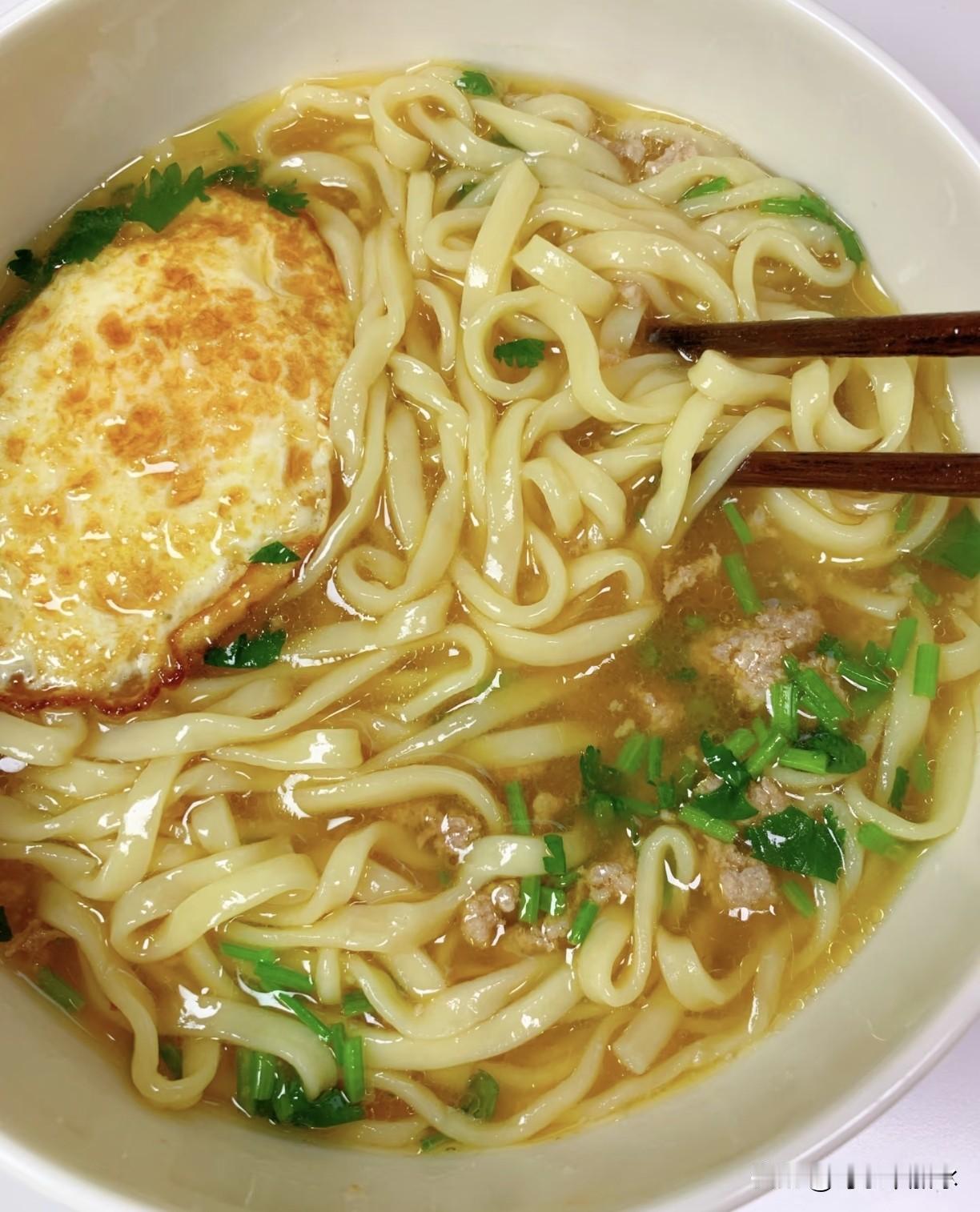 谁懂啊！昨天凌晨饿到抓心挠肝，煮碗面直接香迷糊了！手工面裹满鲜掉眉毛的