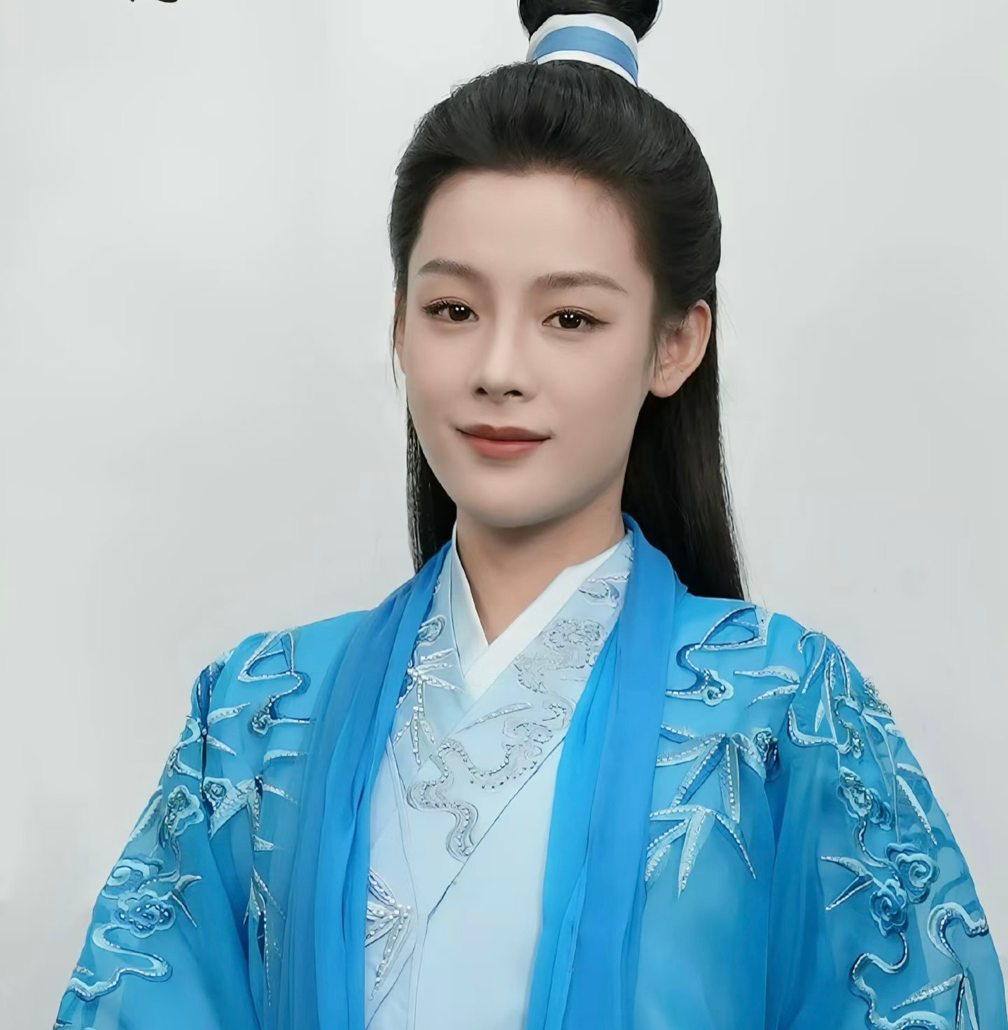 陈丽君艾叶飘香满人间，端午佳节庆团圆。愿君快乐常相伴，幸福安康永绵绵