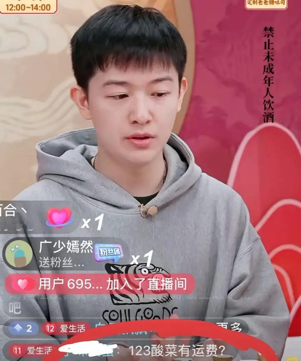 董董3月28日直播卖黄酒，弹幕狂刷董宇辉还没凉吗。他举着酒盏回了句我哥没凉，