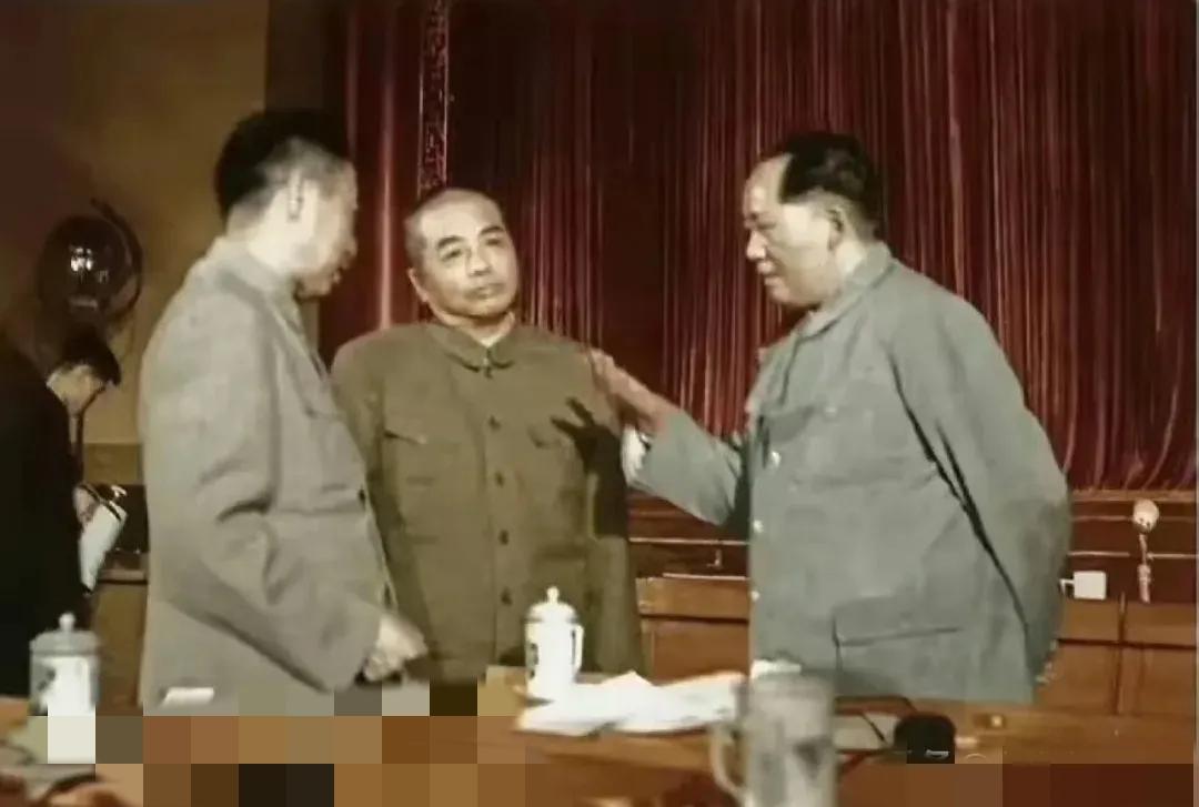 你见过三位领袖的那张合影不？好多人说彭老总看着不太开心，还调侃他像站在俩哥哥身边