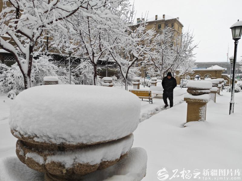 新疆多地遭强降雪侵袭，乌鲁木齐降下特大暴雪，打破当地11月降雪纪录。听说路上