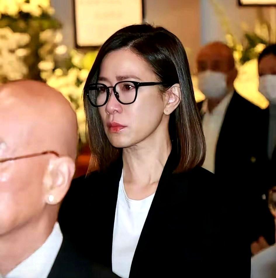 生孩子对女人的影响真的很大。你看佘诗曼，50岁了，在许绍雄追悼会上哭肿眼睛，皮肤