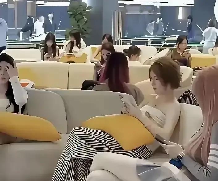 成都春熙路负一层凌晨还亮着灯，我刷到一条十五秒视频，画面里皮沙发、香薰灯、空台球