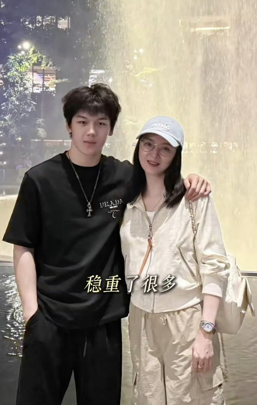 王艳19岁儿子星味王艳儿子球球真是男大十八变，身高185越来越帅了，性格也和小时