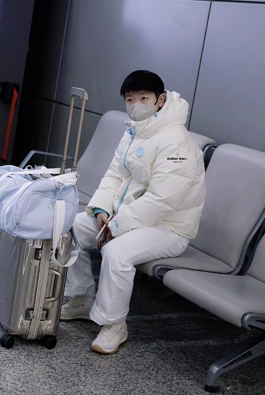 孙颖莎果然是咱老百姓的孩子，今天去成都，一身衣服，才刚刚1000冒头，最