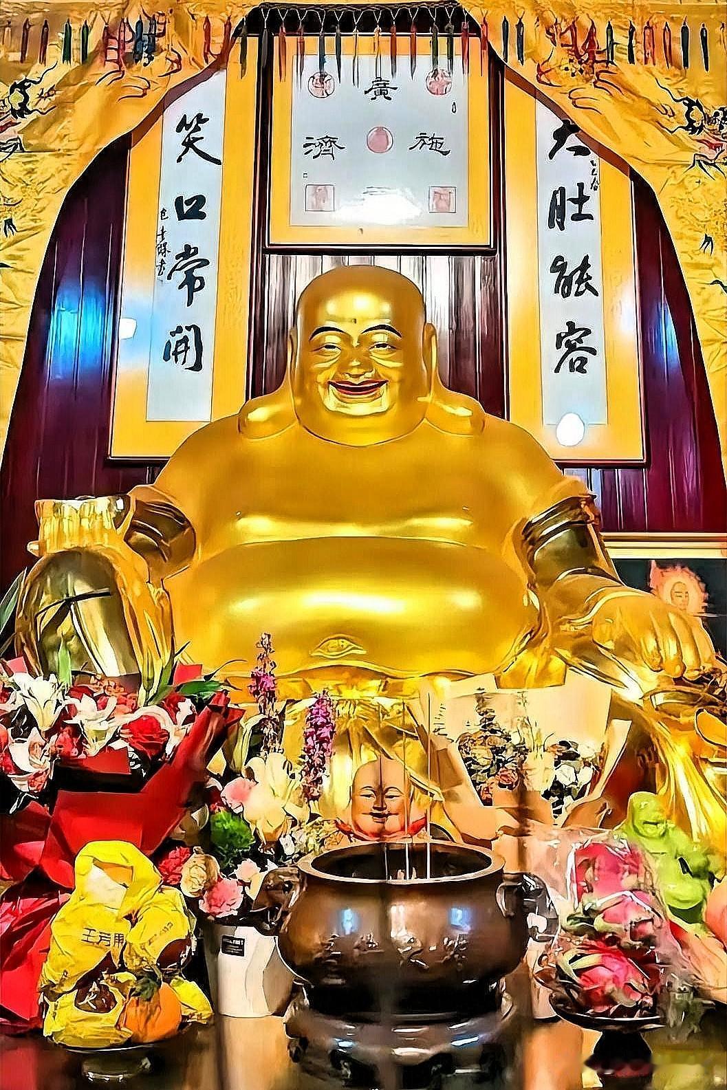 为什么人人都爱弥勒佛？看完这尊金身，我悟了你有没有发现，每次进寺庙，最先让