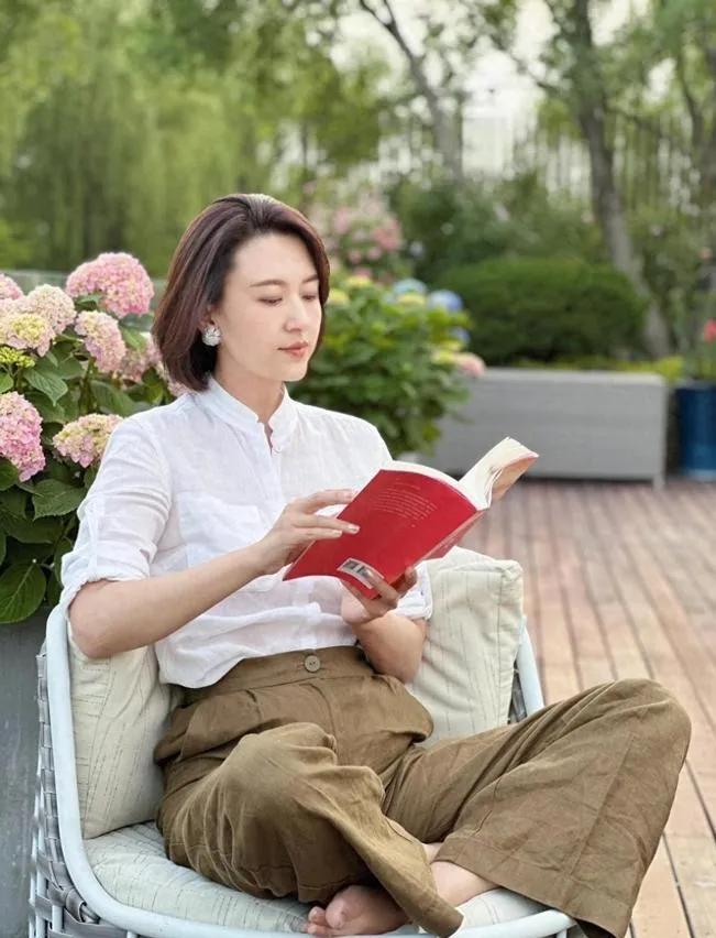 46岁张蕾剪了波波头直接大回春！✨白衬衫+棕色阔腿裤，简约又显贵，松弛感拉满。