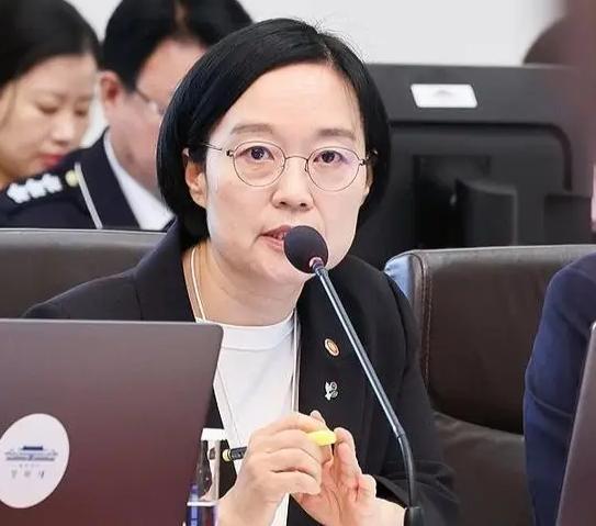 谁也没想到，李在明亲手拍板的新总理，居然是个女将；而更让人猝不及防的，是她对中国