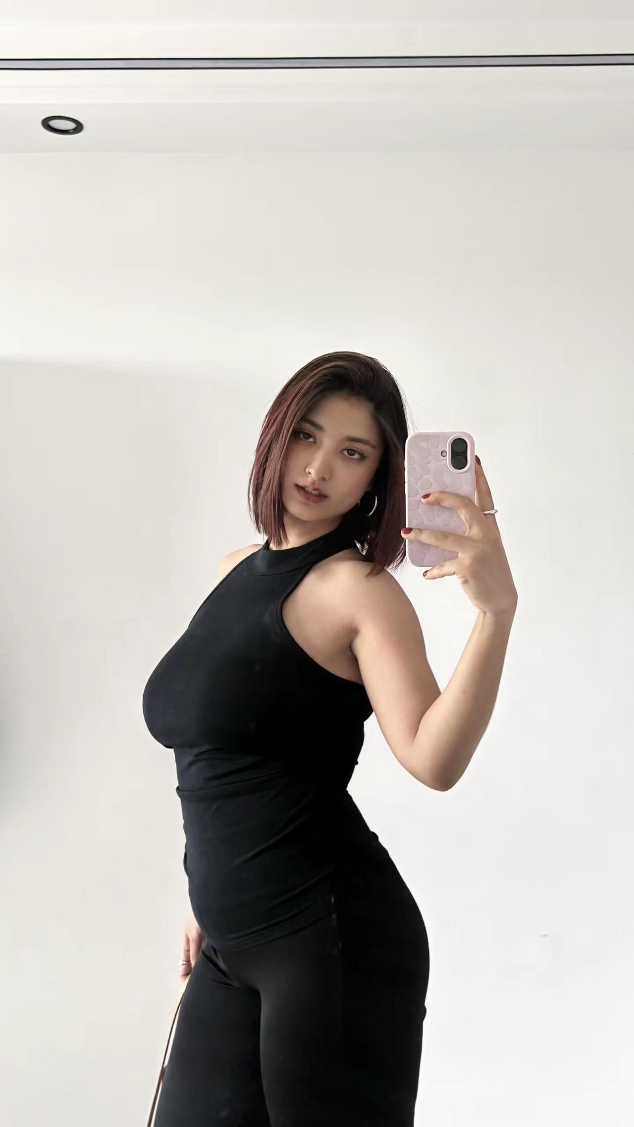 一身黑短发女梨形身材