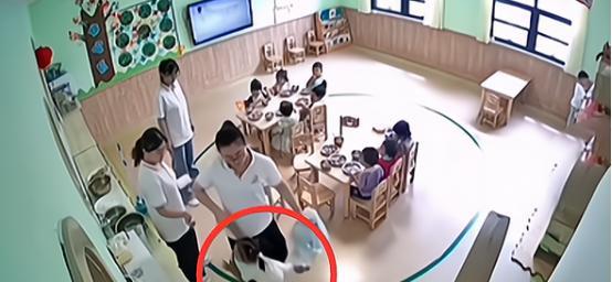 2021年，四川一4岁小女孩跟妈妈多次说不想去幼儿园，不想喝幼儿园的汤，母亲感觉