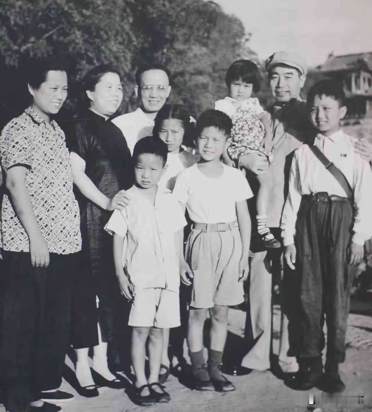 这张照片拍摄于1958年的颐和园，是周恩来总理、邓颖超夫妇与郭沫若一家的珍贵游园