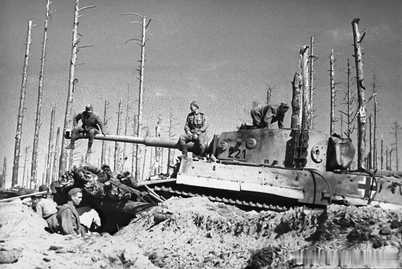 1944年8月苏军坦克手在1辆缴获的德军虎式坦克上。这辆坦克是姆加进攻战役中在А