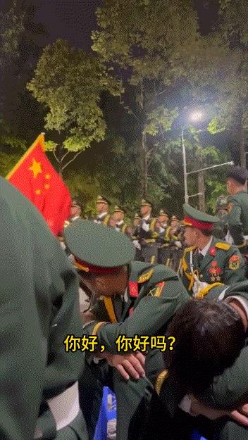 越军士兵又被解放军震撼了，拿出手机偷拍中国仪仗队，还发出灵魂一问：他们的脚步声为