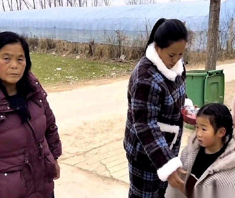 “给你这十块钱，回你自己家去吧！”一个几岁的小丫头，瞪着眼，把一张皱巴巴的十块