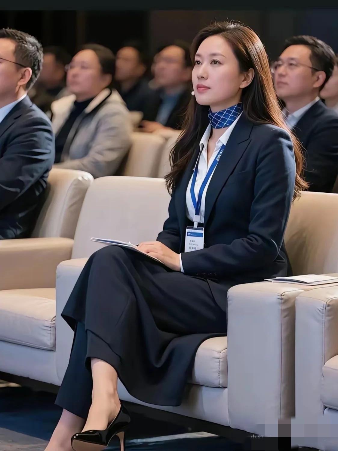 奇了怪了，这位美女旁边两个位子为何都空着？难道是她位高权重？还是她太