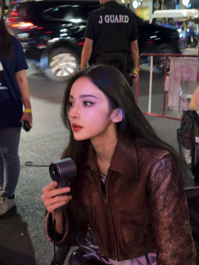 娜扎小小的脸上全是五官