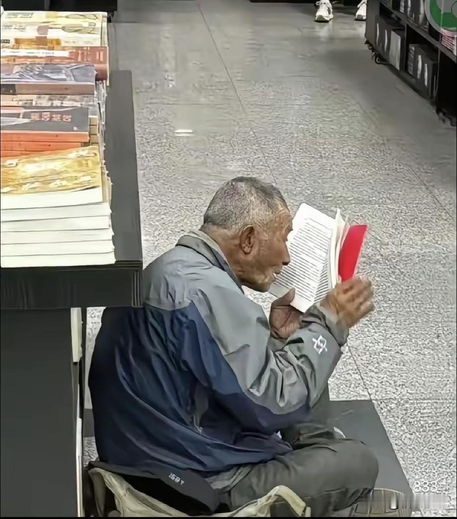 我发现男人退休前后简直是判若两人。退休前，男人三天一小聚五天一大会，经常喝到深